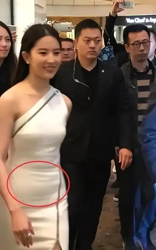 35岁刘亦菲素颜近照曝光身材发福天仙姐姐变天蓬姐姐