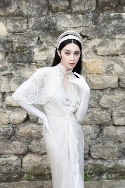 范冰冰再登巴黎时装秀穿12厘米恨天高近照被嘲像蔡明