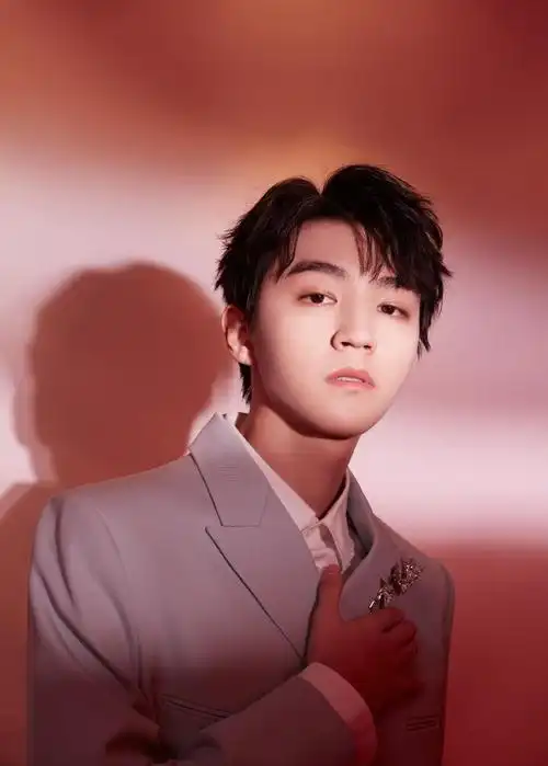 王俊凯新春写真释出西装造型青春帅气