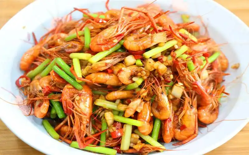 四川人喜欢这样炒河虾不油炸更鲜嫩更简单虾肉入味鲜美又好吃