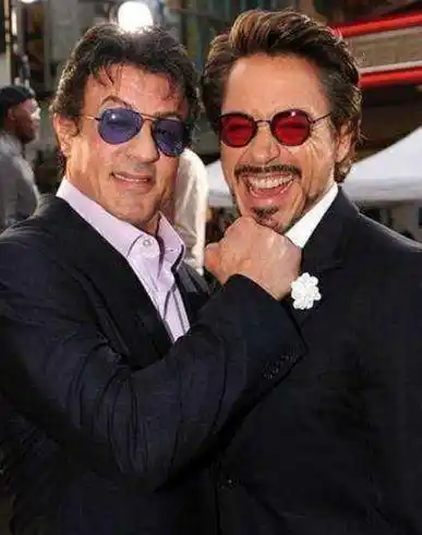 史泰龙跟谁合影都"挥拳头",唯独服气中国的他,乖乖竖起大拇指_成龙