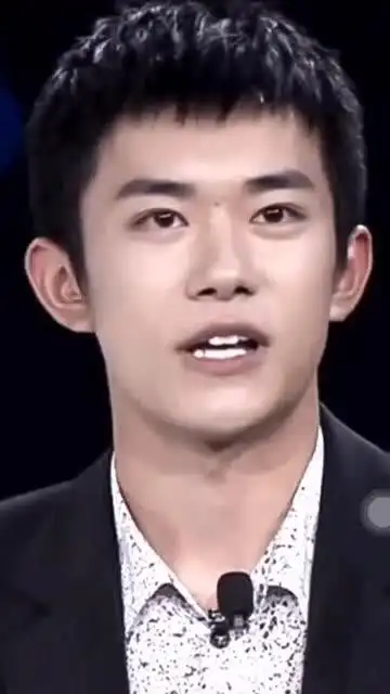 易烊千玺就是王子啊,眉心痣越来越明显了!