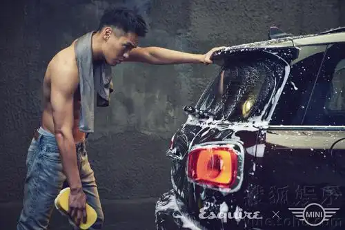 杨佑宁性感大片首发 "银幕劳模"撩妹指数爆表