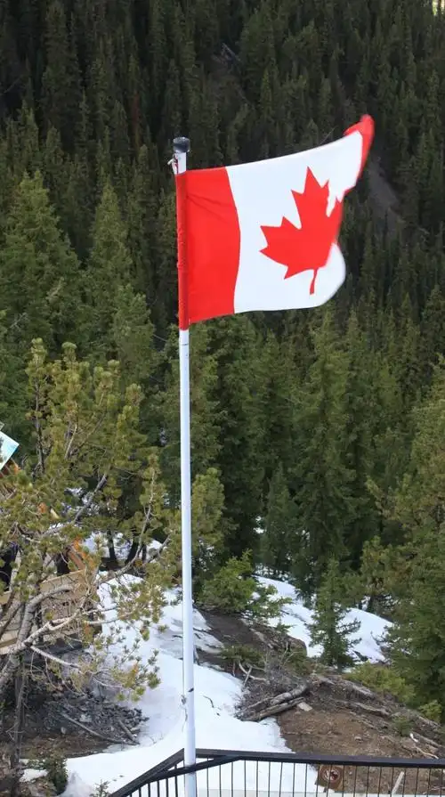 加拿大国旗迎风飘扬,欢迎世界各地的朋友来到硫磺山旅游.