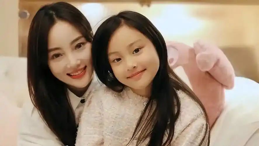 李小璐甜馨一起跳舞母女同框似姐妹被网友吐槽没个母亲样儿