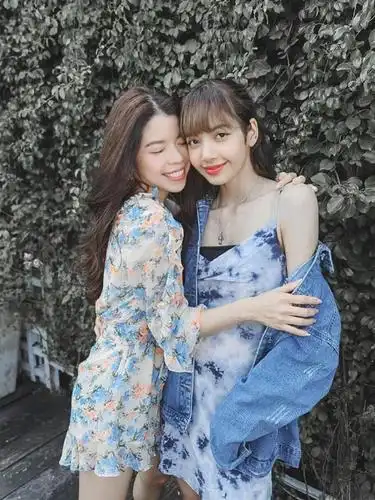 金智秀lisa仅差两岁同穿蓝色连衣裙却一个文艺一个俏皮