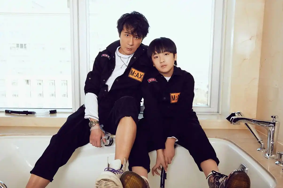 好温馨的两父子,两个都帅到爆表!