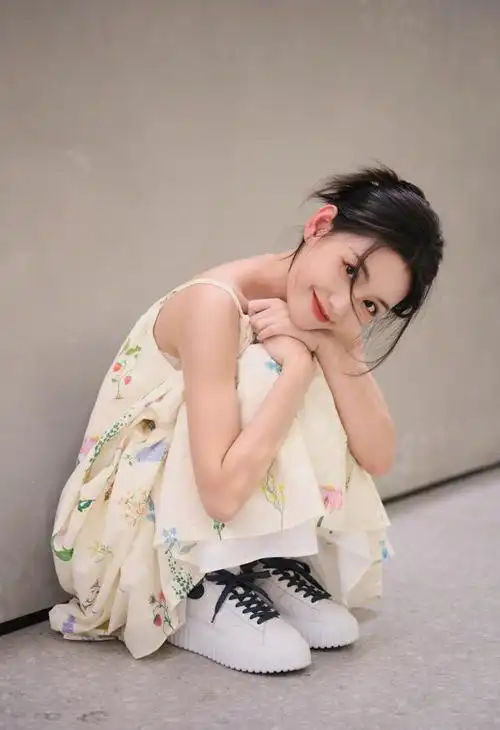 热辣女孩蒋依依,热情直率,活力四溢的笑容女王