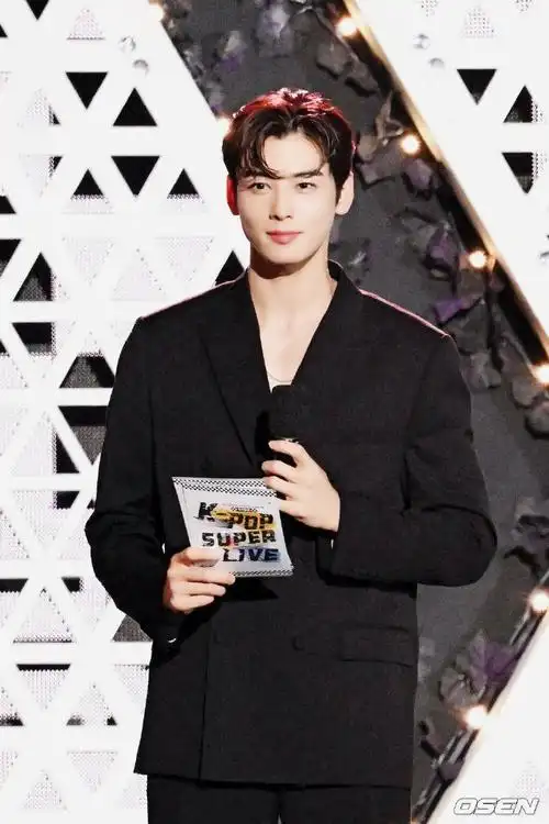 车银优黑色西装造型