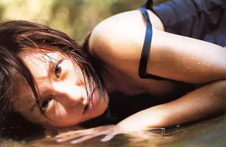 日本美女来栖淳子推出最新三点激情写真组图