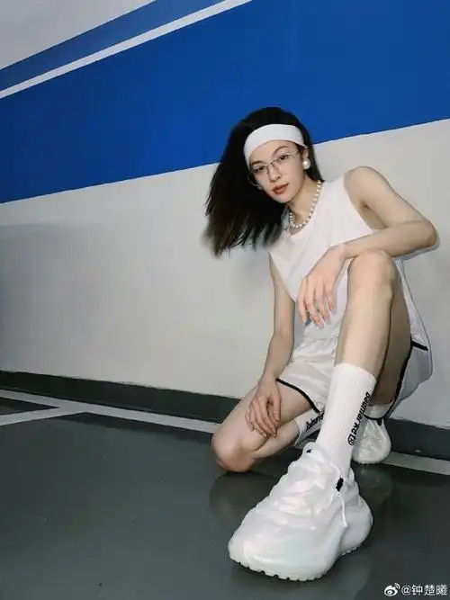 钟楚曦纯白运动装##钟楚曦发带眼镜造型