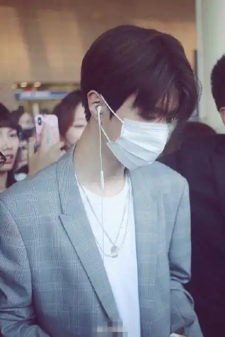 范丞丞口罩遮面略显疲态,众多粉丝暖心问候:好好休息.