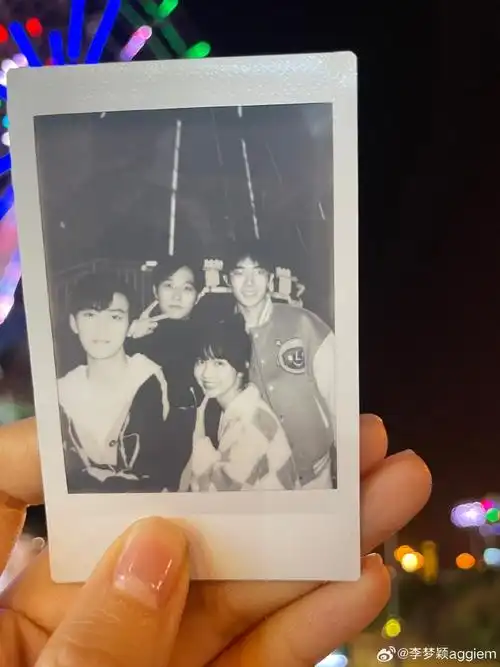 吕小雨rain还是咱们仨美女贴贴比较岁月静好@杨译凯_小可咱俩合照太少