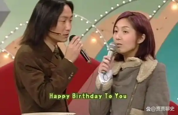 后来,杨千嬅演唱会找来郑中基做嘉宾,昔日情侣在台上世纪相拥,往事已