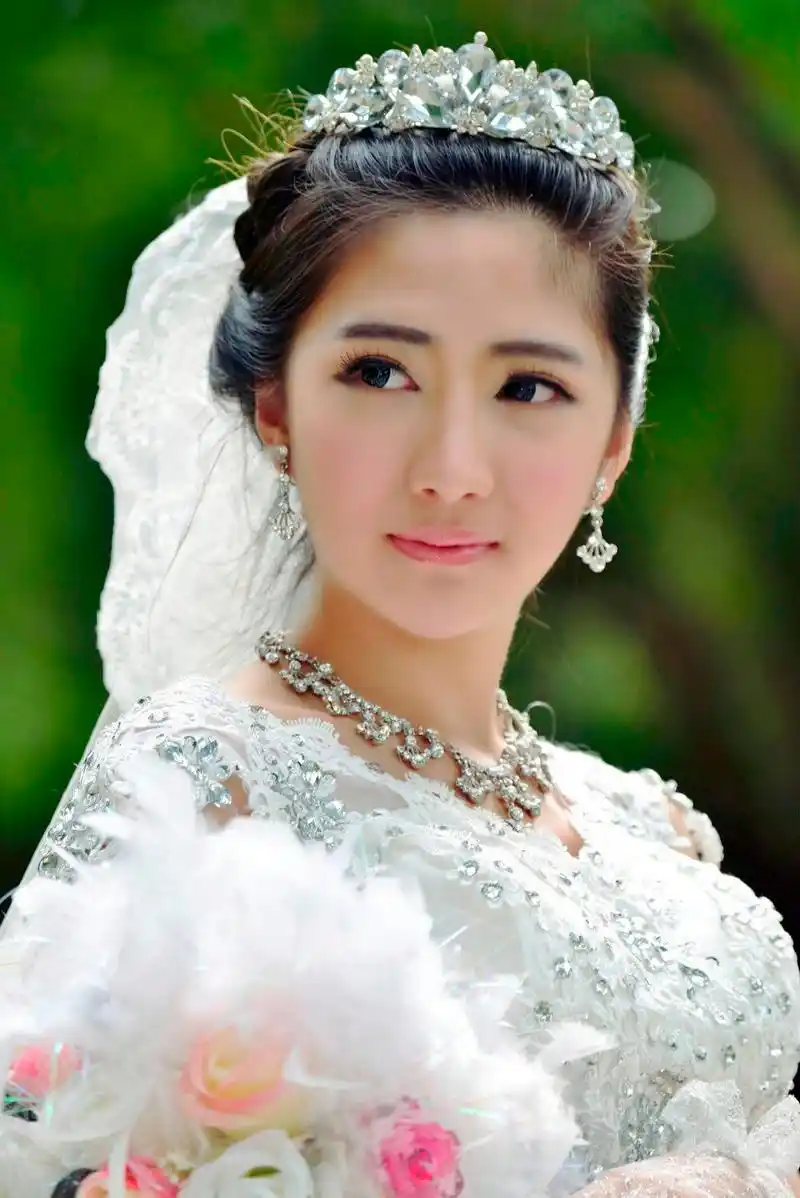 一个待出嫁的美丽新娘看上去不是很开心(多图)