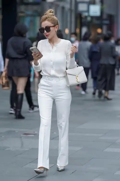 白色上衣搭配什么颜色裤子,白色上衣搭配什么颜色裤子好看(白色的上衣