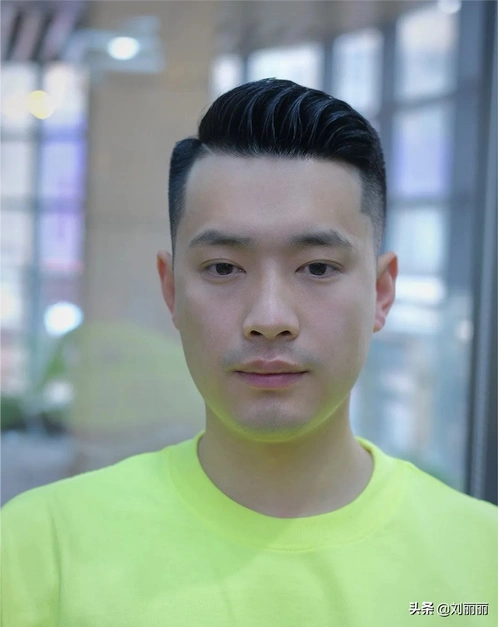 30岁左右的男士对发型的要求很讲究,男士油头既有型又有派头,特别适合