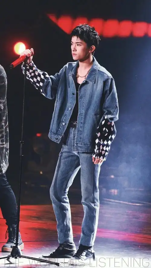 易烊千玺脏脏牛仔衣