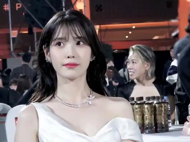 iu李知恩白色礼服