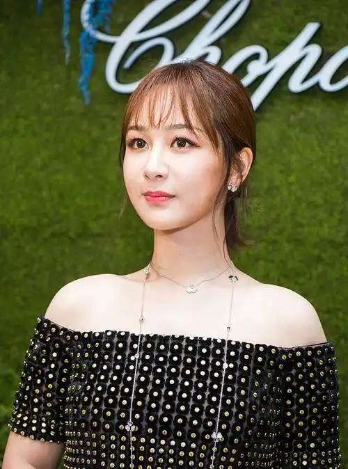 杨紫生图,露肩礼服暴露"厚实"身材,27岁年纪比同龄少女显老_手机搜狐