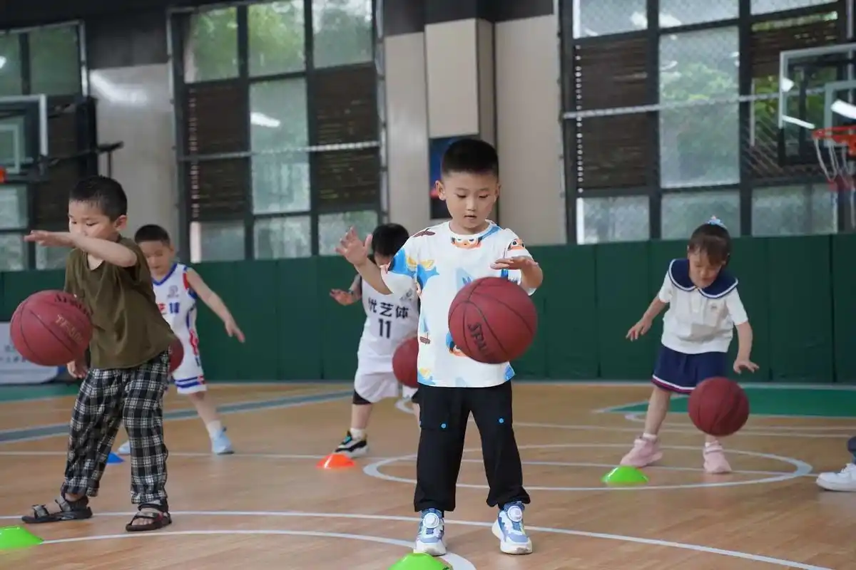 璧山优艺体青少儿篮球火热招生中97～让您的孩子通过篮球训练长