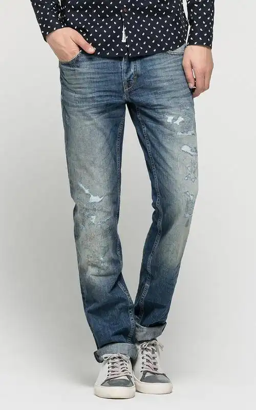 说到牛仔裤品牌那肯定得说一说李维斯了,美国著名的牛仔裤品牌世界上