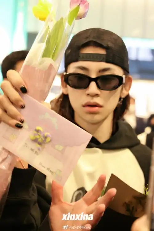 小鬼手拿应援棒和粉丝比心