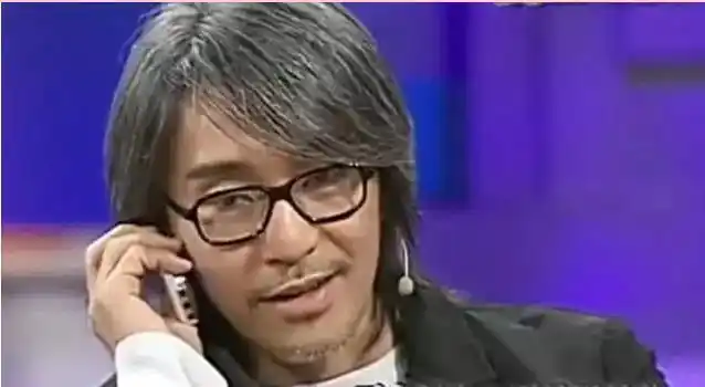 周星驰《鲁豫有约》上接电话?说出这句话之后赢得全场人鼓掌!