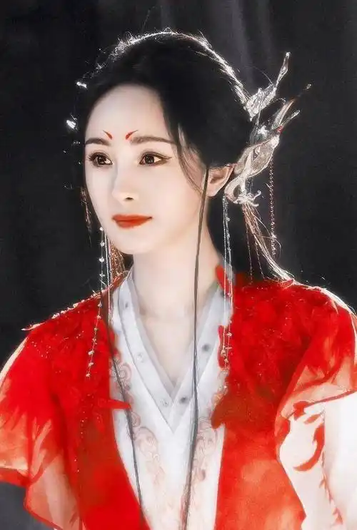 杨幂穿红色古装长裙,时尚迷人的造型,与涂山红红很适配_剧中_形象