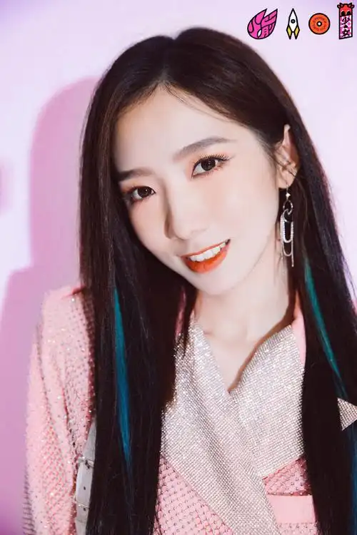 > 火箭少女101粉嫩合体写真图片(1/10)