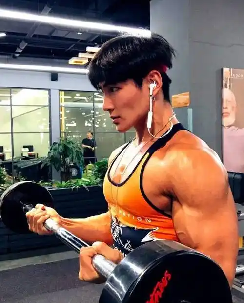 这种荷尔蒙爆棚的感觉,是有了八块腹肌胸肌人鱼线之后,而这自信由外及