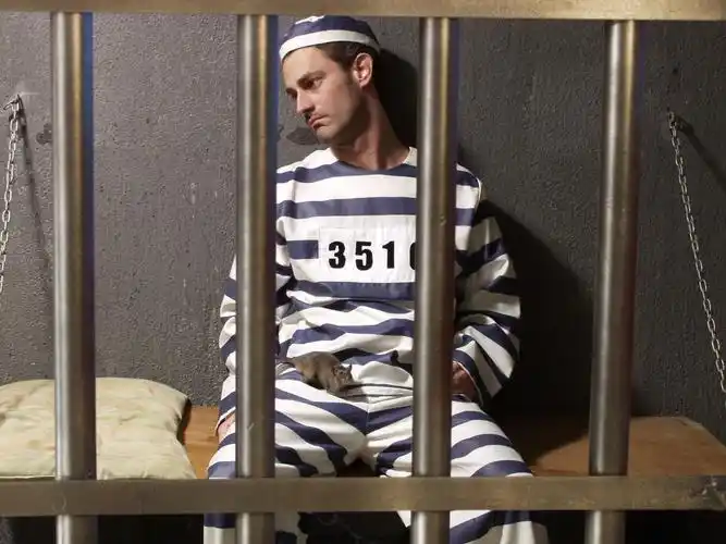 郁闷的囚犯在监狱牢房.