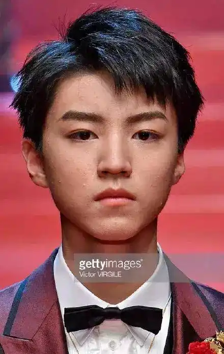 就连王源不修图看起来都很粗糙.