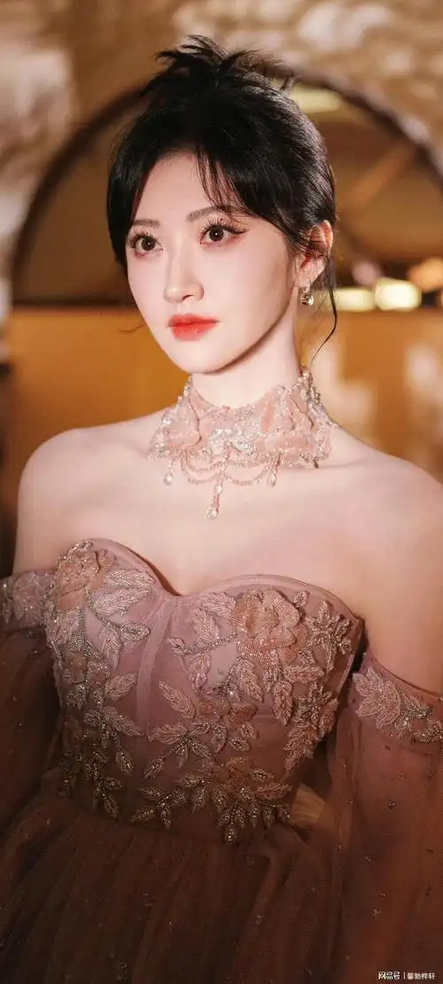 璀璨闪耀景甜穿着淡粉闪钻纱裙闪亮登场将助阵大湾区音乐汇