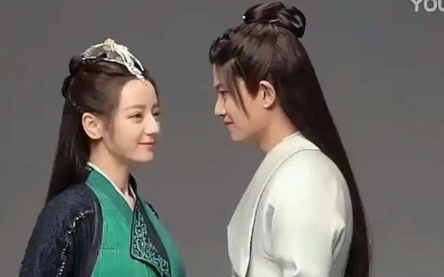 迪丽热巴任嘉伦,摸头托脸杀