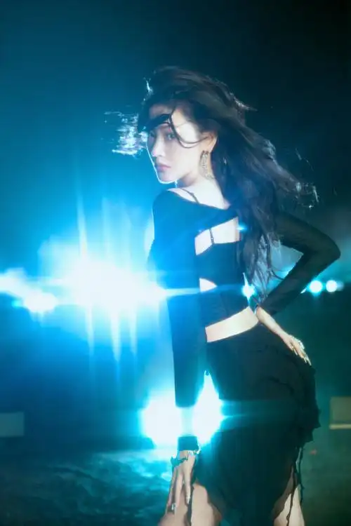 今天的@crystal张天爱是爱跳舞的"爱侦探"04  中午12:00@芒果tv,一