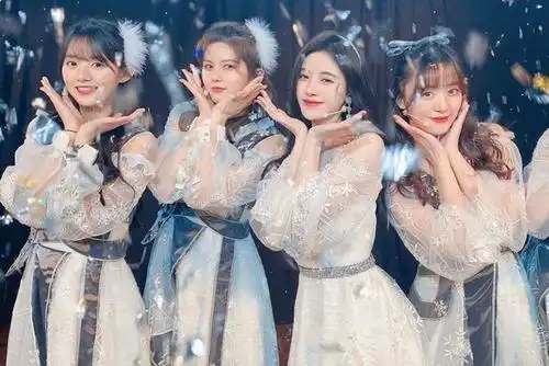 鞠婧祎晒合照,c位一目了然,"惊艳美"和"一般美"就是不一样