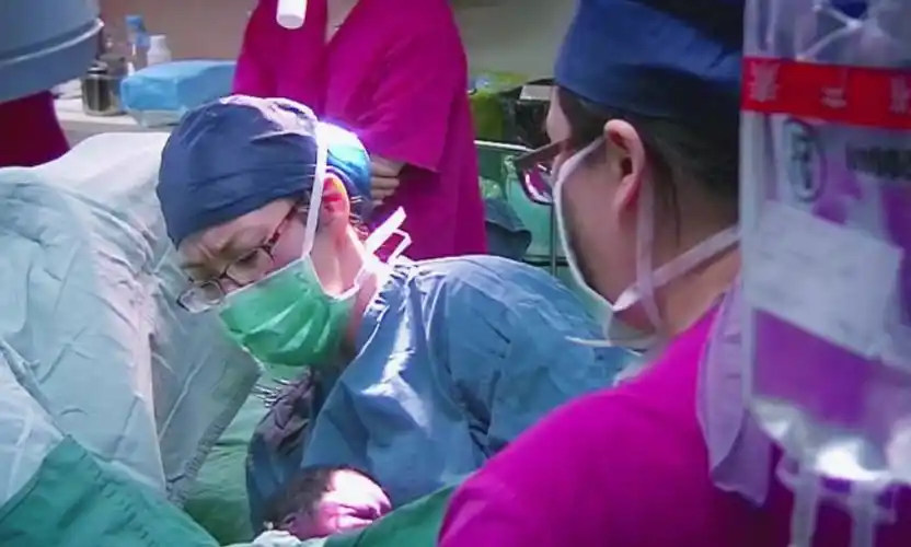 妻子怀孕生产,生孩子时候噗了一下,医生却已经习惯了