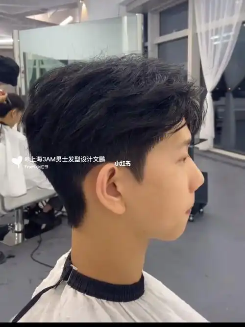 长鬓角男发型(男生长脸要不要留鬓角)-图1