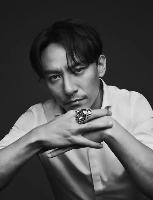 张震成熟西装写真图片