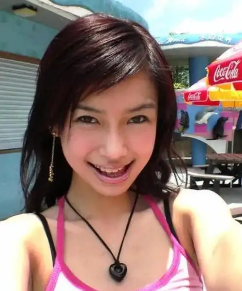 但最大的争议,是杨颖在香港当模特的时期,那时候她有很多照片,嘴巴很