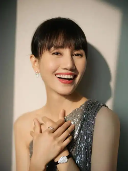 金鸡奖闭幕式上的袁泉也太美了吧,一席银灰色长裙搭配chaumet