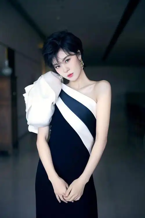 新年来临礼服学郁可唯穿出席活动你也可以很吸睛