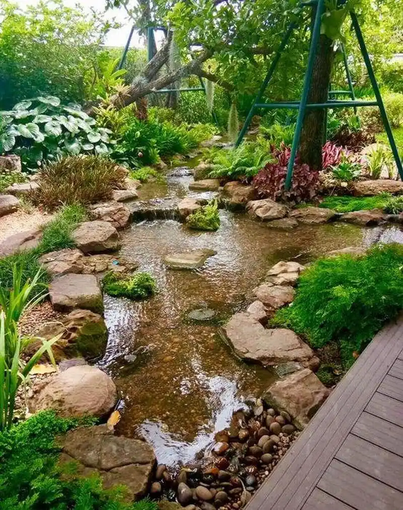 喜欢自然水景的朋友,我建议大家兴建跌水小溪流庭院. 2.