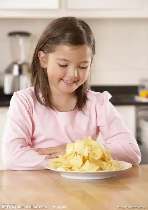吃薯片的孩子图片[摄影图,jpg]