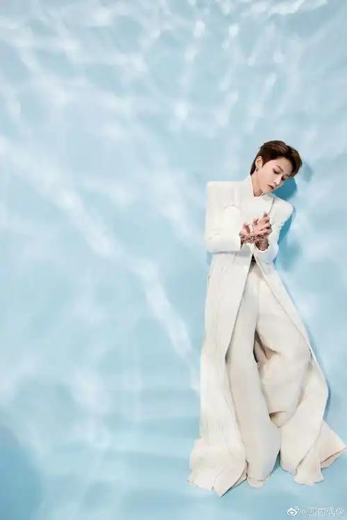 刘雨昕纯白长袍国风造型