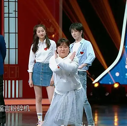 关晓彤与华晨宇同台,看到俩人的"增高鞋",网友:商量过吧!