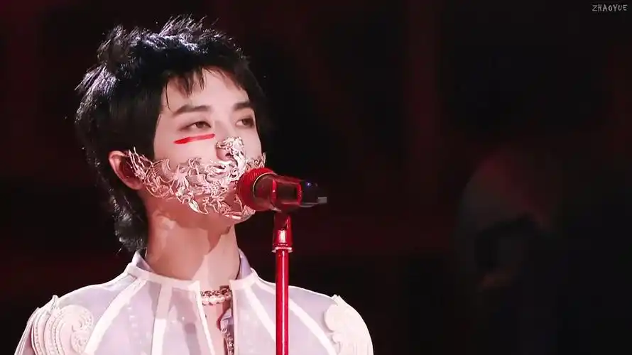 华晨宇今年的造型都好好看!