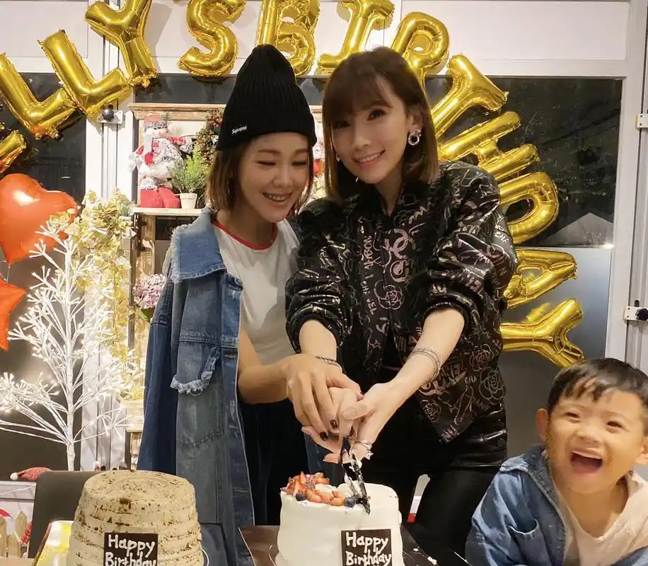 林志颖大儿子终于露面模样比小时候更帅气一家五口真有爱