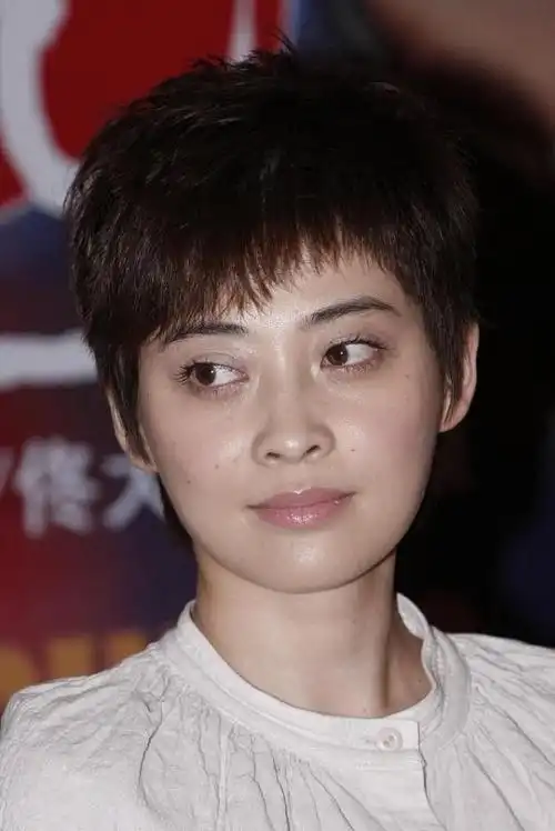 梅婷淡妆怼脸拍却没皱纹但感觉眼袋有点重皮肤光滑却还反光